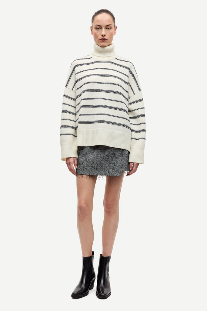 From the brand Samsøe Samsøe Women's Sakeiku Turtle Neck Sweater in Clear Cream Striped - abigail fashion