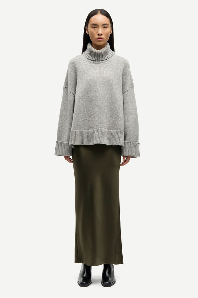 From the brand Samsøe Samsøe Women's Sakeiku Turtle Neck Sweater in Grey Mel. - abigail fashion
