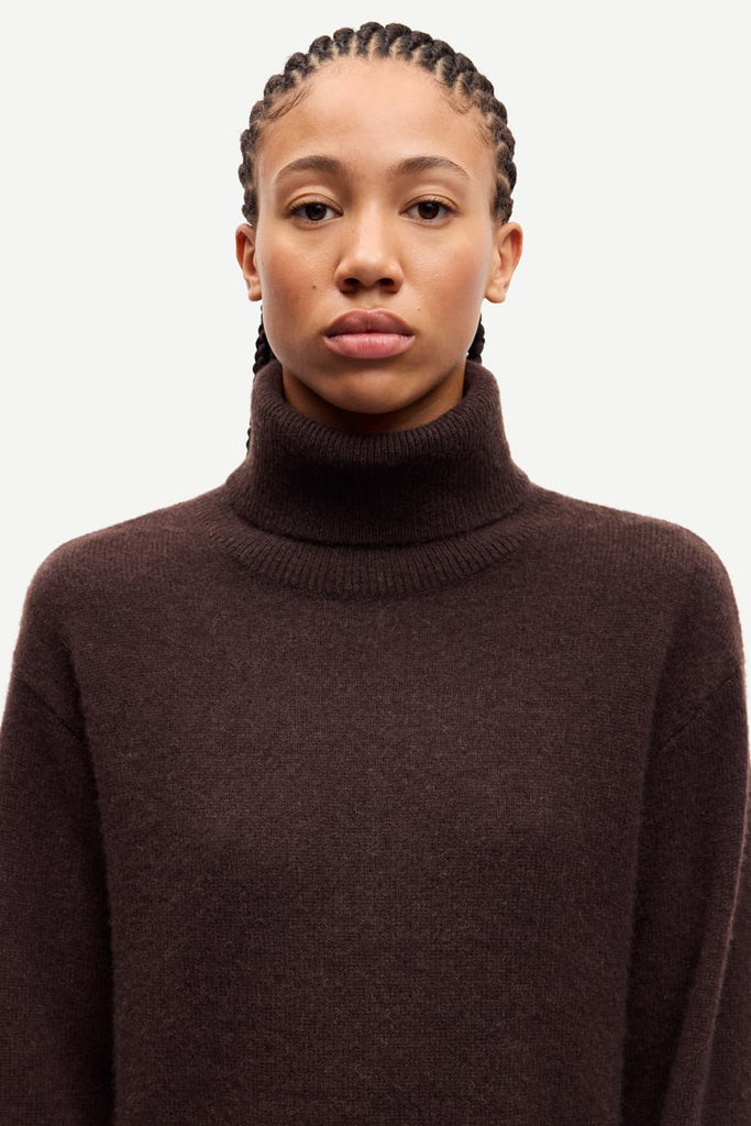 From the brand Samsøe Samsøe Women's Samartina Turtleneck Sweater in Black Coffee - abigail fashion