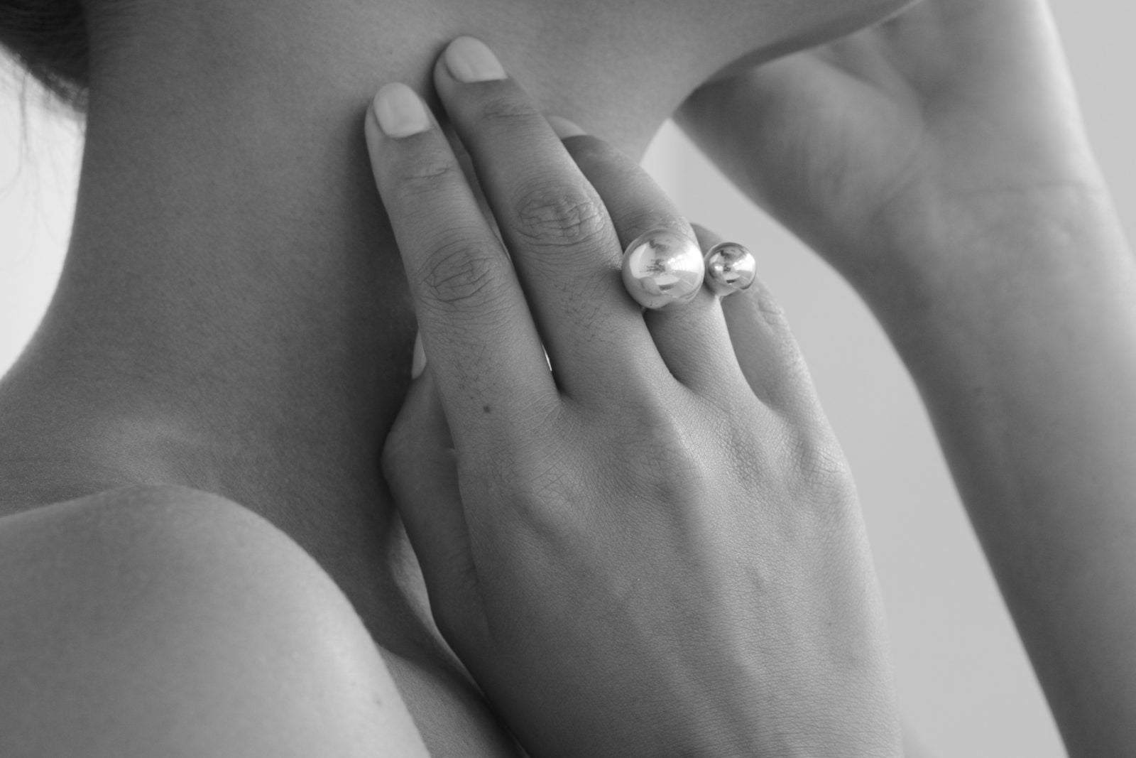SASKIA- Sling Ring No2: crystal or pink quartz – ABIGAIL Lifestyle 